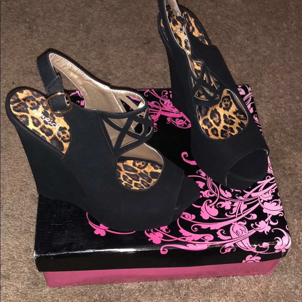 8 Black Wedges